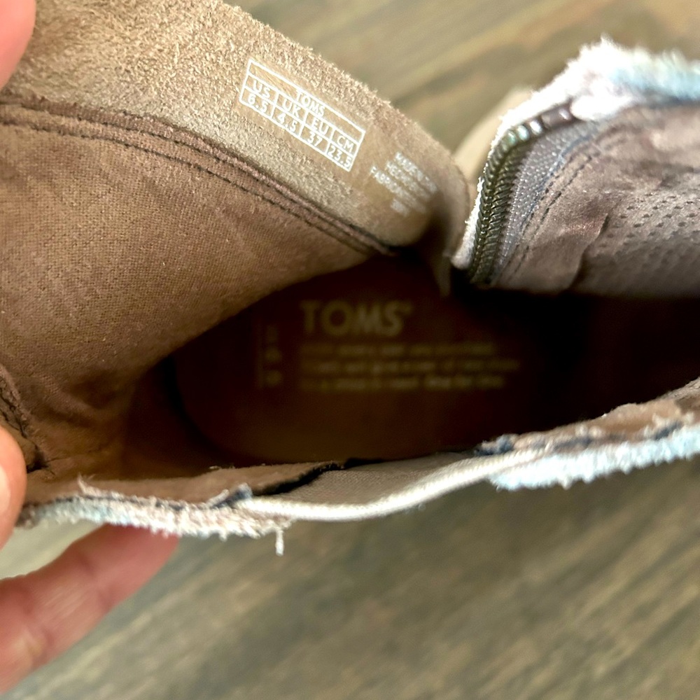 TOMS - Picture 5 of 8